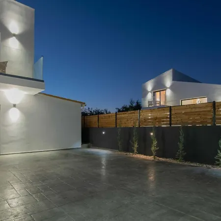 Kozakos With Private Swimming Pools *