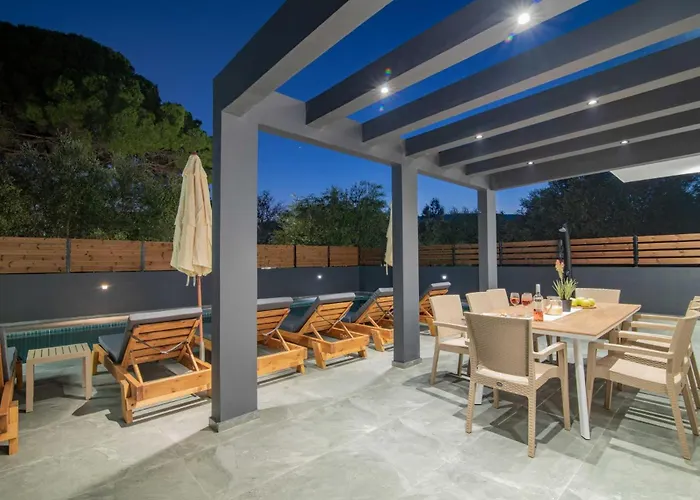 Kozakos With Private Swimming Pools *